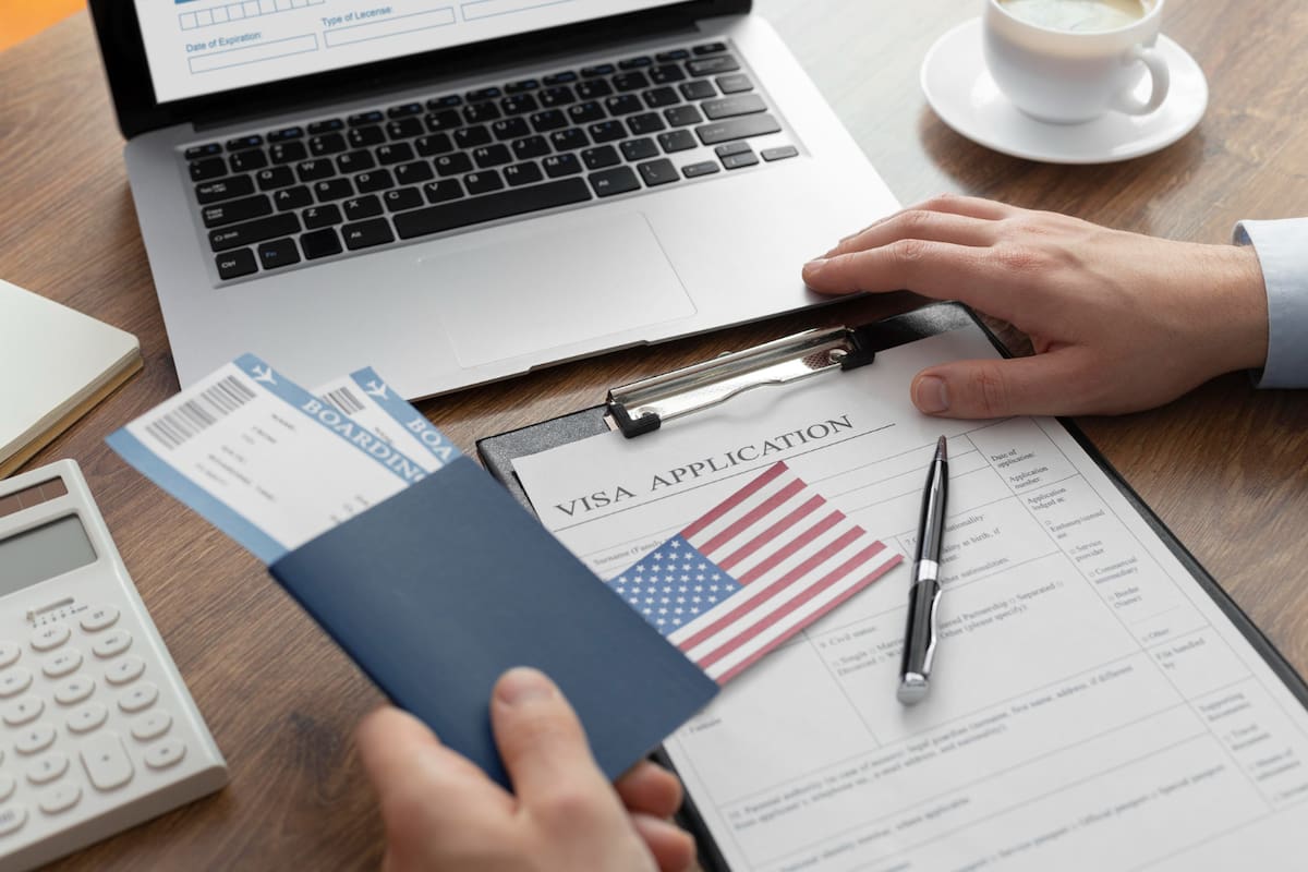 Estados Unidos analiza restringir la entrada a ciudadanos de 43 países, pero permitiría el acceso a viajeros de negocios adinerados tras una entrevista.