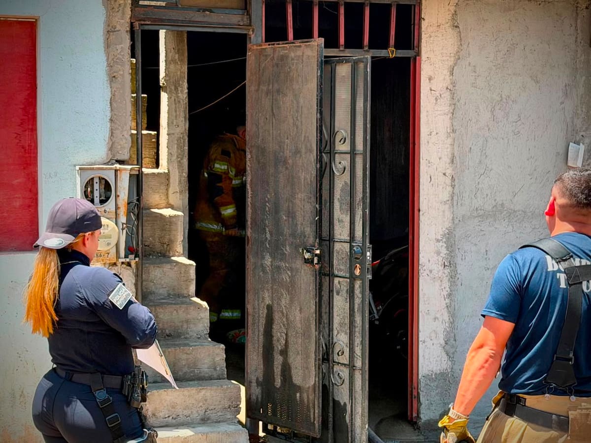 Un incendio en el fraccionamiento Villa del Campo dejó una vivienda con pérdida total y cinco más con daños parciales. No se reportaron personas lesionadas.
Fotos: Border Zoom.