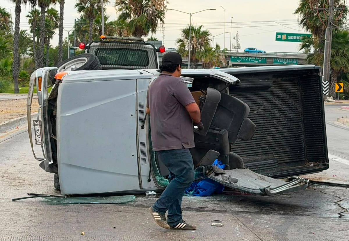 Un hombre de aproximadamente 60 años fue trasladado a un hospital tras sufrir una volcadura sobre el bulevar Tecnológico. Foto: Border Zoom