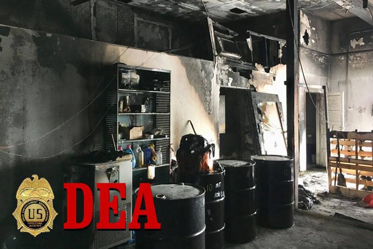 Explota laboratorio de droga