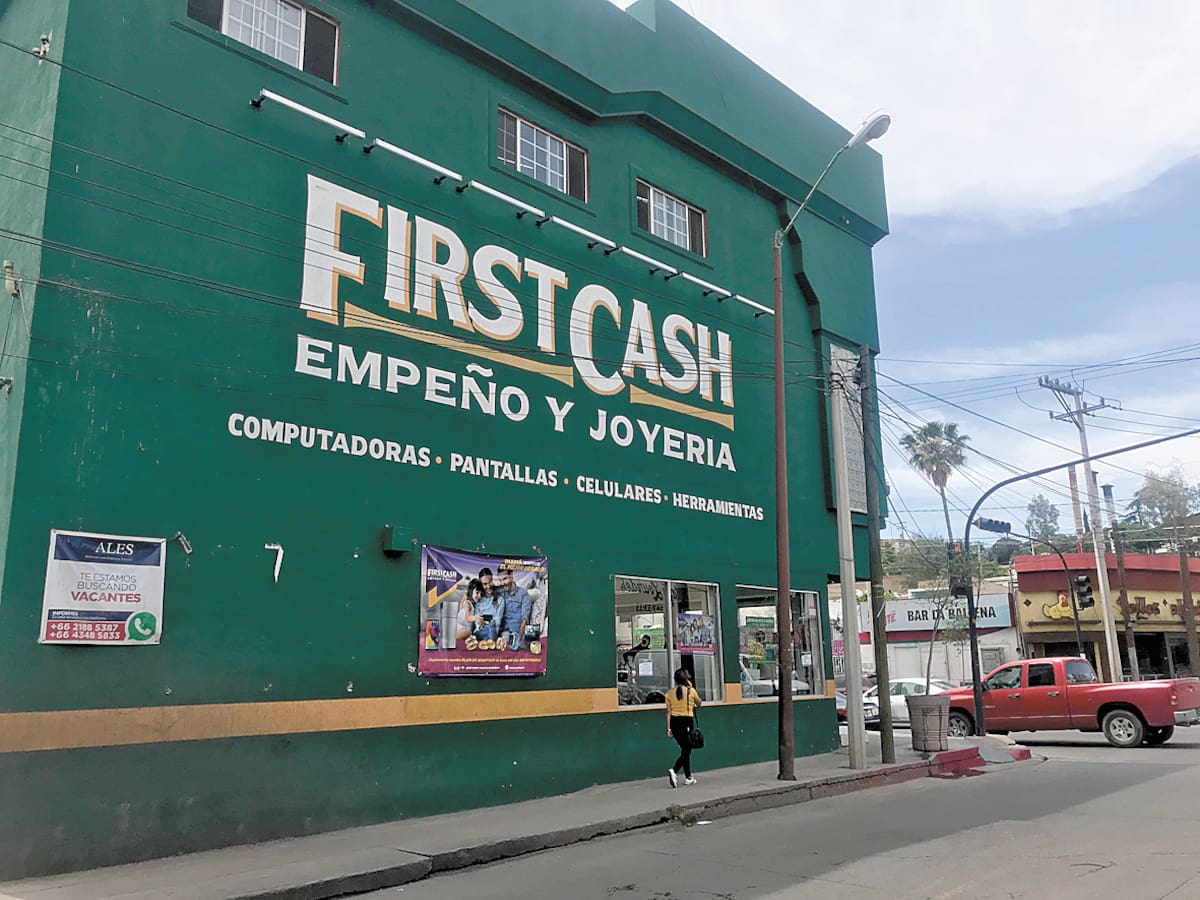 Las casas de empeño son lugares comunes para aquellos que buscan liquidez inmediata mediante el empeño de objetos de valor.