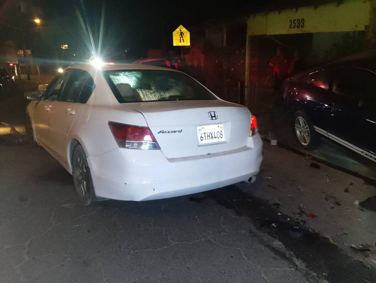 Un Honda Accord blanco, modelo 2008 con placas 6THX408 del estado de California, circulaba sobre la calle Ricardo Flores Magón en dirección oriente a poniente. Foto: Cortesía