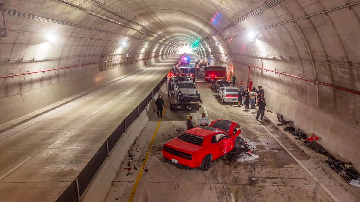 Cinco vehículos estuvieron involucrados en el percance registrado dentro del túnel del Cañón del Matadero; una persona fue trasladada a un hospital.
Fotos: Border Zoom.
