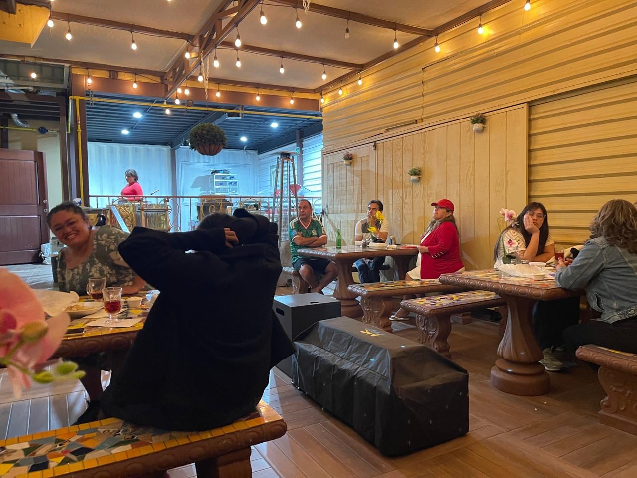 Aficionados de origen iraní siguieron con emoción el empate de su selección frente a Egipto en un restaurante de Rosarito, donde los cánticos y aplausos convirtieron el lugar en una auténtica tribuna mundialista.Foto: Carmen Gutiérrez.