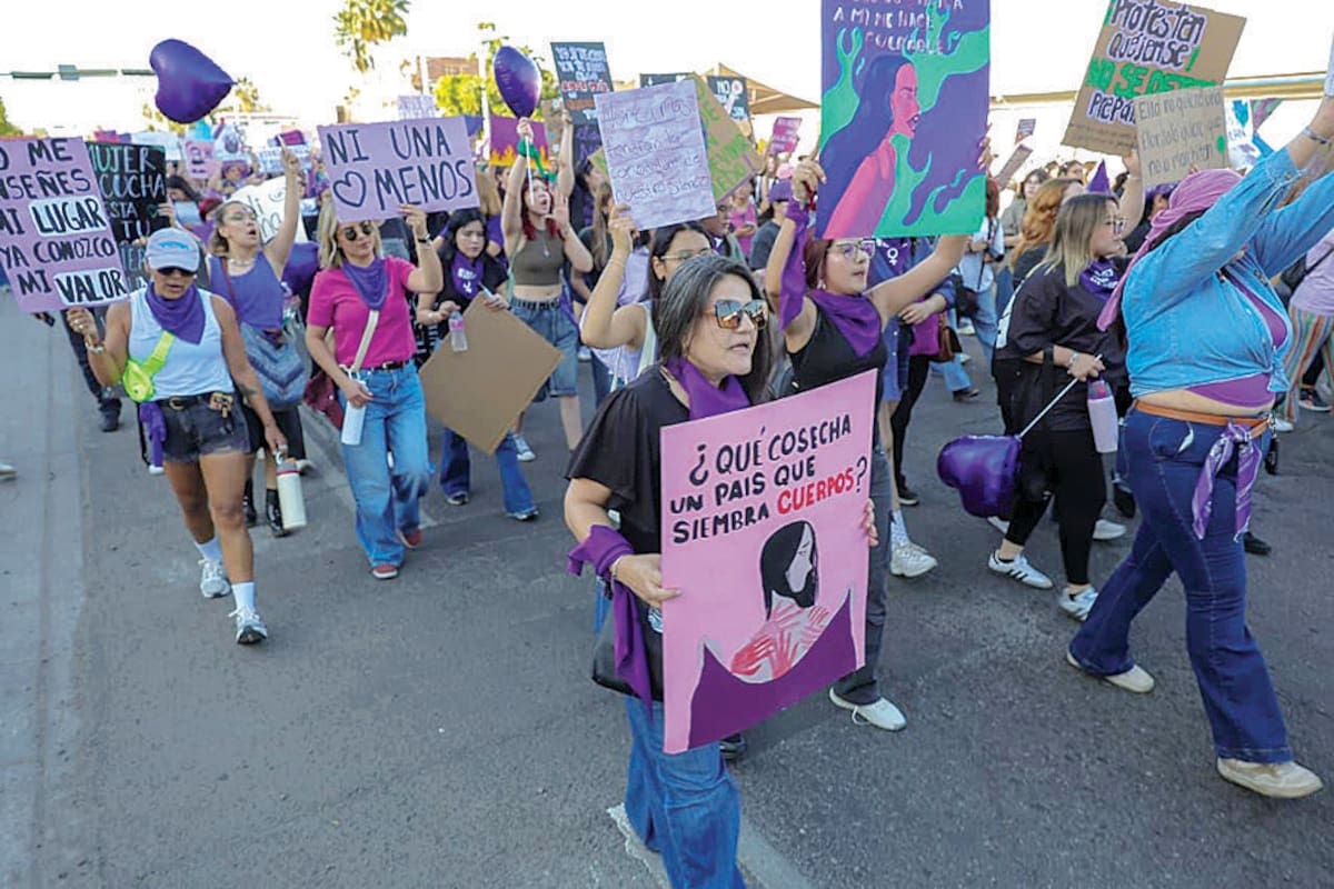 Distintos mensajes portaban las participantes en la marcha de ayer. FOTO: ELEAZAR ESCOBAR