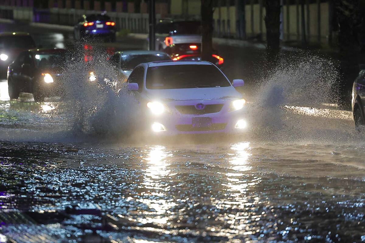 Lluvia cae este viernes por la noche e inunda las calles en Hermosillo