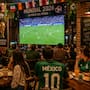Mundial 2026: Transmitir partidos en tu negocio sin licencia puede costarte hasta 29.3 millones de pesos y el cierre temporal