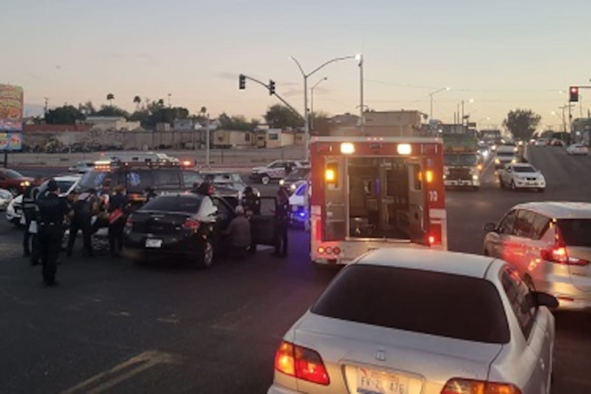 Choque con patrulla en bulevar Anáhuac deja heridos