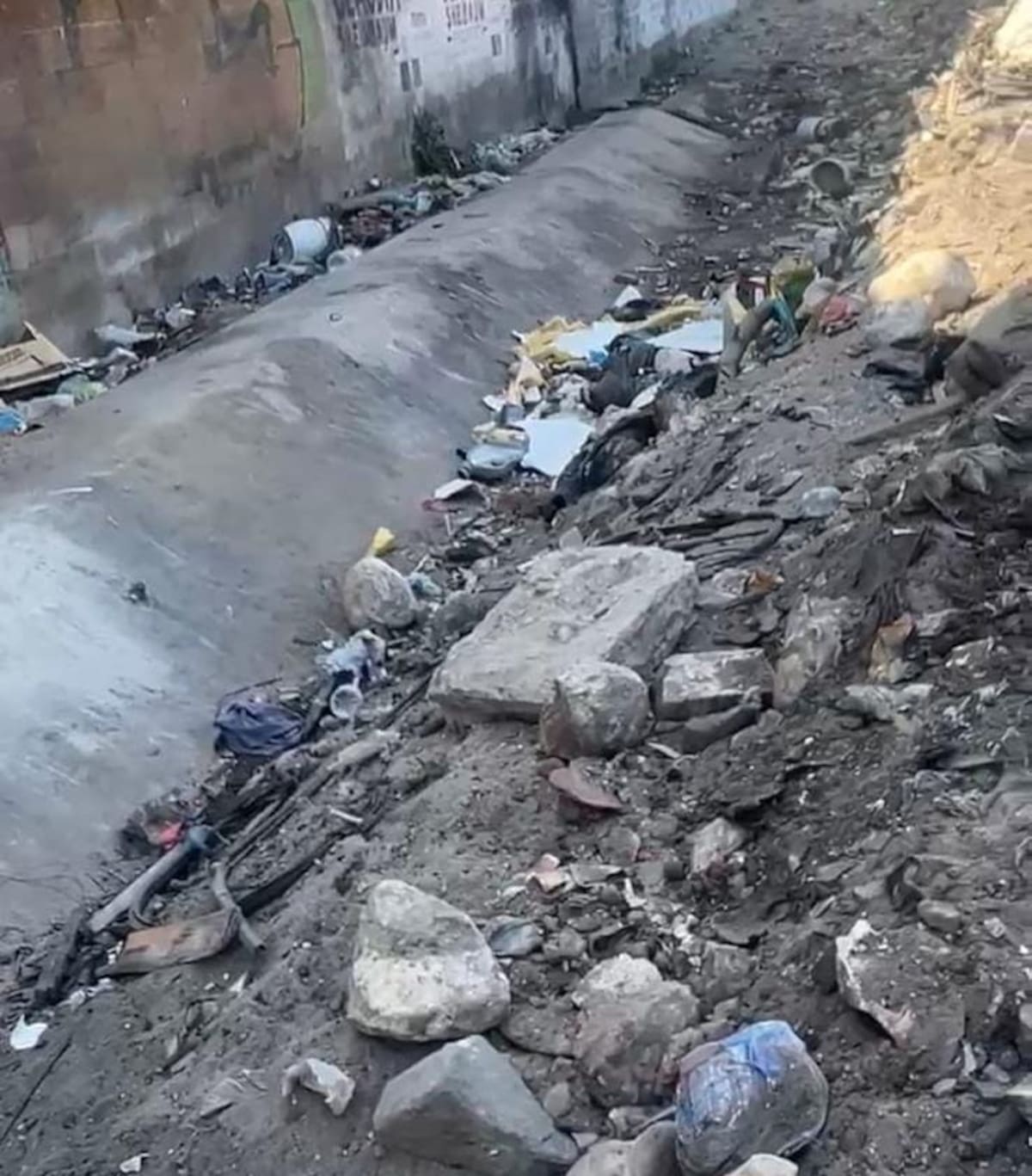 Vecinos de la colonia Ejido Chilpancingo denunciaron la acumulación constante de basura y escombros en la calle Baja Malibú Oriente, donde piden la intervención de las autoridades para retirar los desechos. Foto: Cortesía.
