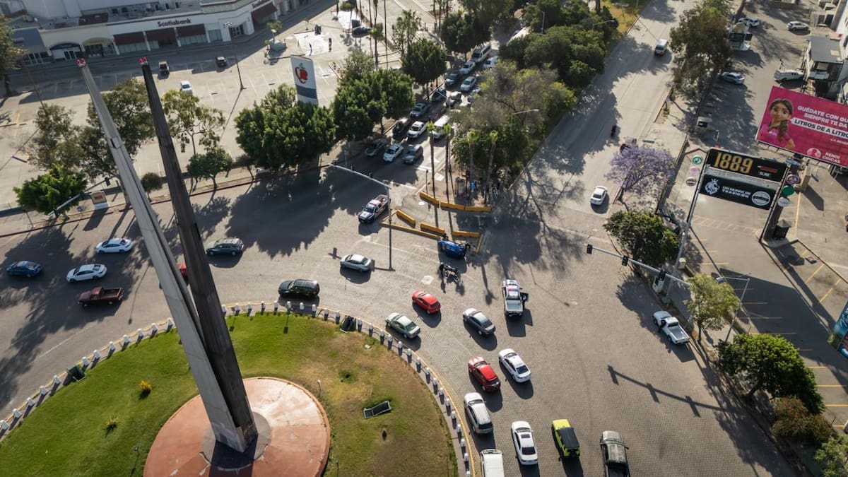 Un automóvil presuntamente de plataforma Uber terminó volcado tras un accidente en Paseo de los Héroes; conductor y acompañante fueron valorados en el lugar. Foto: Border Zoom