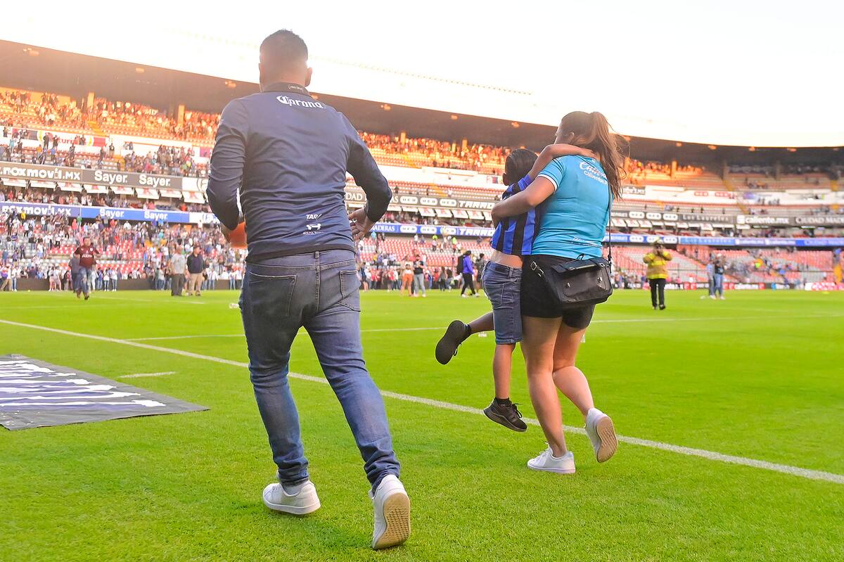 MEX7385. QUERÉTARO (MÉXICO), 05/03/2022.- Aficionados del Querétaro y aficionados del Atlas originaron un conato de pelea que terminó invadiendo la cancha, durante un juego correspondiente a la jornada 9 del Torneo Clausura 2022 de la Liga MX del fútbol mexicano en el estadio Corregidora de la ciudad de Querétaro (México). EFE/Sebastián Laureano Miranda