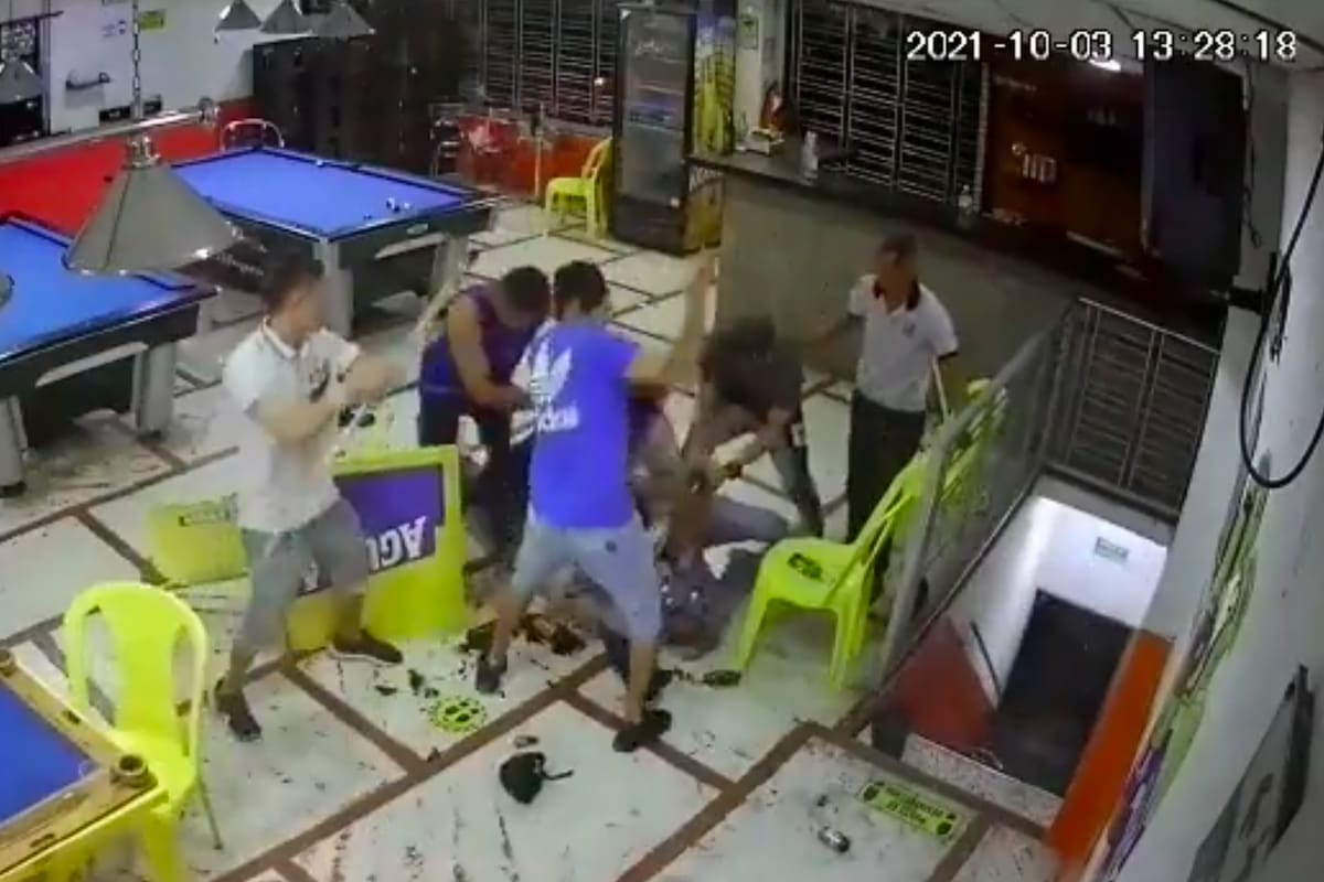 VIDEO: Linchan asaltante en un negocio de billares
