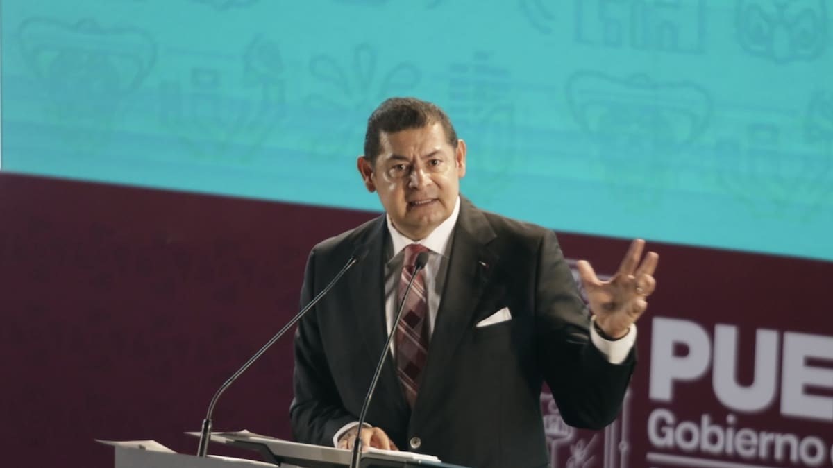 Gobernador de Puebla reconoce 140 fotomultas en su camioneta; asegura que pagó las sanciones con su salario