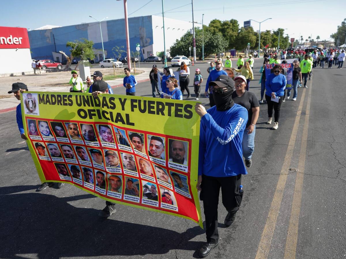 Colectivos de Madres Buscadoras marcharon durante el desfile del 1 de Mayo en el Centro Cívico.│Foto: Javier Gallegos