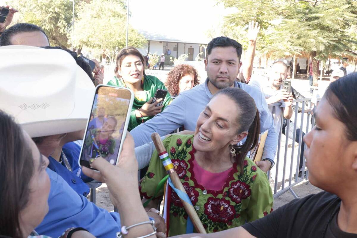 “La última vez que estuve aquí, inicié mi participación diciendo que el Plan de Justicia del Pueblo Yaqui lo inició el Presidente con algo que hacen los grandes hombres y las grandes mujeres dando un perdón al Pueblo Yaqui”, dijo. Foto: Teodoro Borbón.