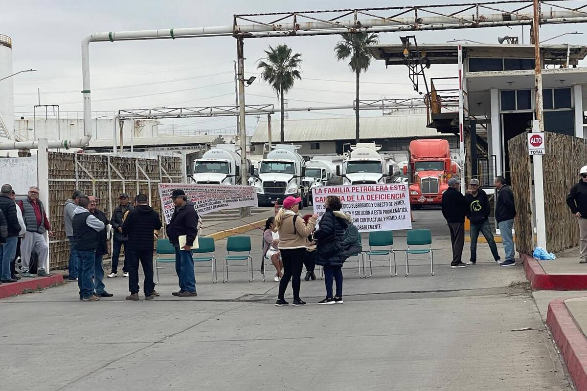 Jubilados bloquean salida de pipas de Pemex en Rosarito
