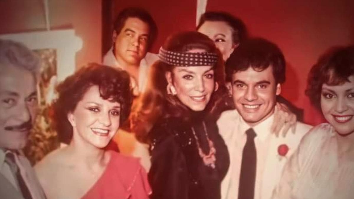 Revelan foto inédita de María Félix y Ernesto Alonso disfrutando un concierto de Juan Gabriel en el famosos salón de baile “El Patio”