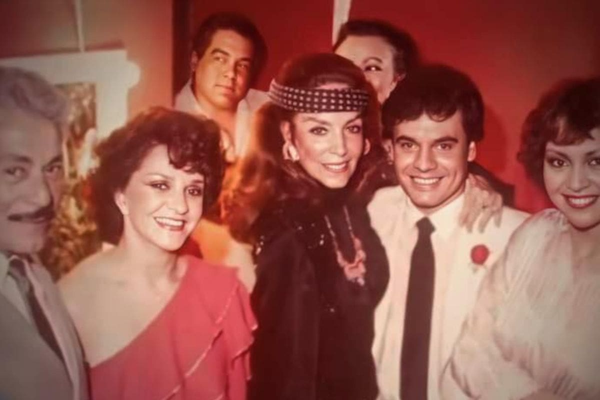Revelan foto inédita de María Félix y Ernesto Alonso disfrutando un concierto de Juan Gabriel en el famosos salón de baile “El Patio”