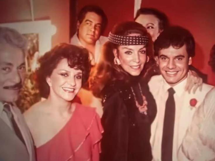 Revelan foto inédita de María Félix y Ernesto Alonso disfrutando un concierto de Juan Gabriel en el famosos salón de baile “El Patio”