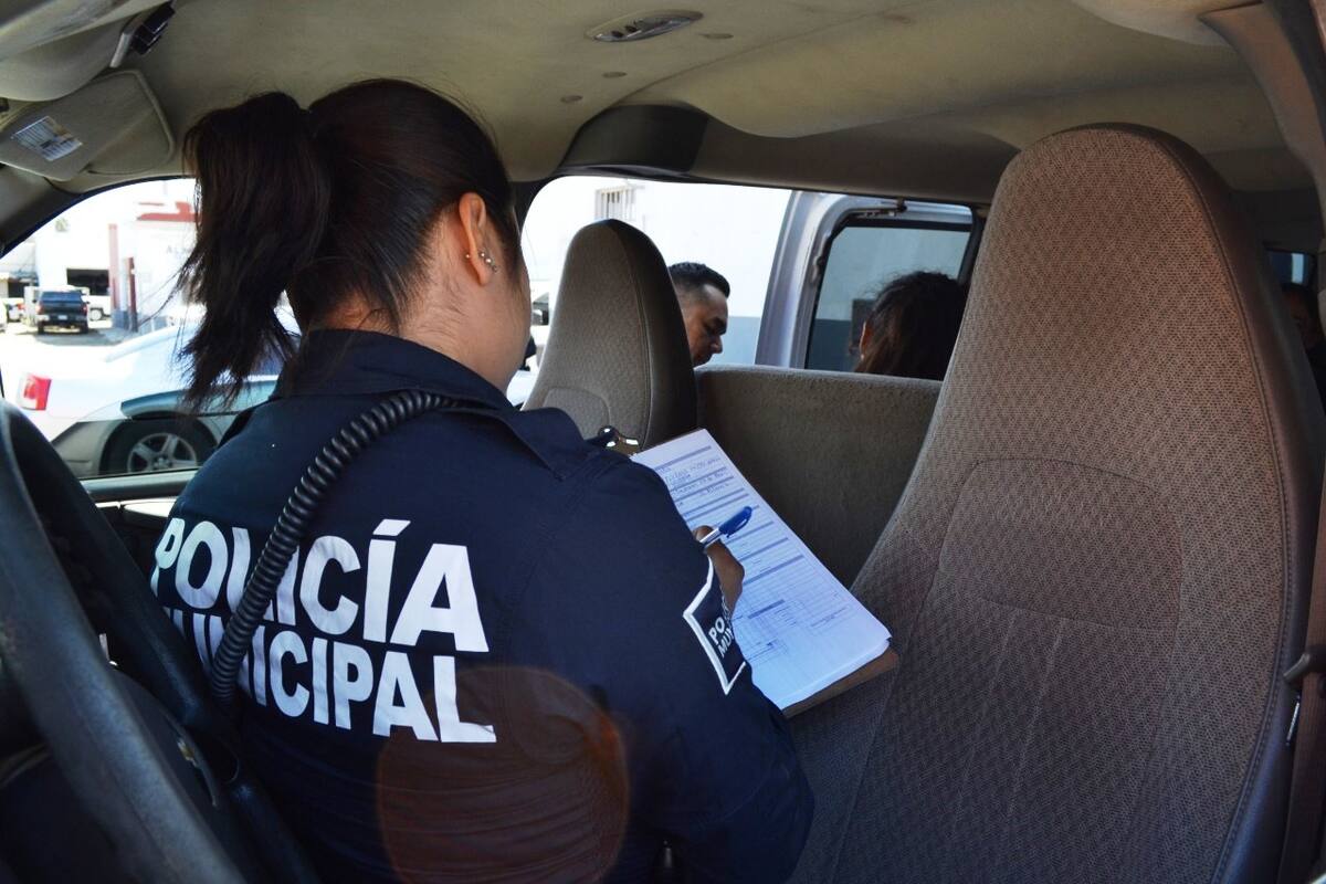 Rescatan a bebé de un año mientras sus padres peleaban en la calle