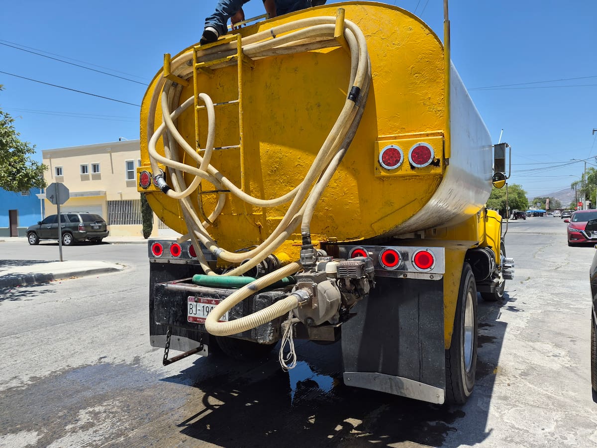 La suspensión del servicio derivada de la falla en el sistema Booster El Carrizo que llevó a las familias afectadas a buscar alternativas para abastecerse de agua.
Fotos: Cortesía.