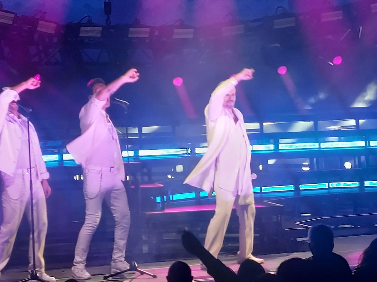 El intérprete de “Amante Bandido” y “Morena Mía” deleitó al público del Cal Coast Amphitheatre con un repaso de sus grandes éxitos. Fotos: Andrea Garcia