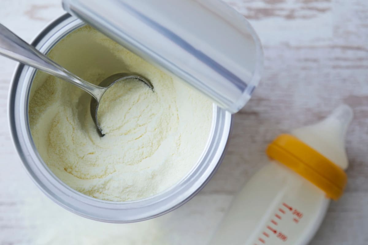 Estados Unidos prepara una revisión de la leche de fórmula infantil que cambiaría las cantidades de cuatro nutrientes esenciales para el desarrollo de los bebés, aunque las nuevas reglas podrían tardar varios años en aplicarse