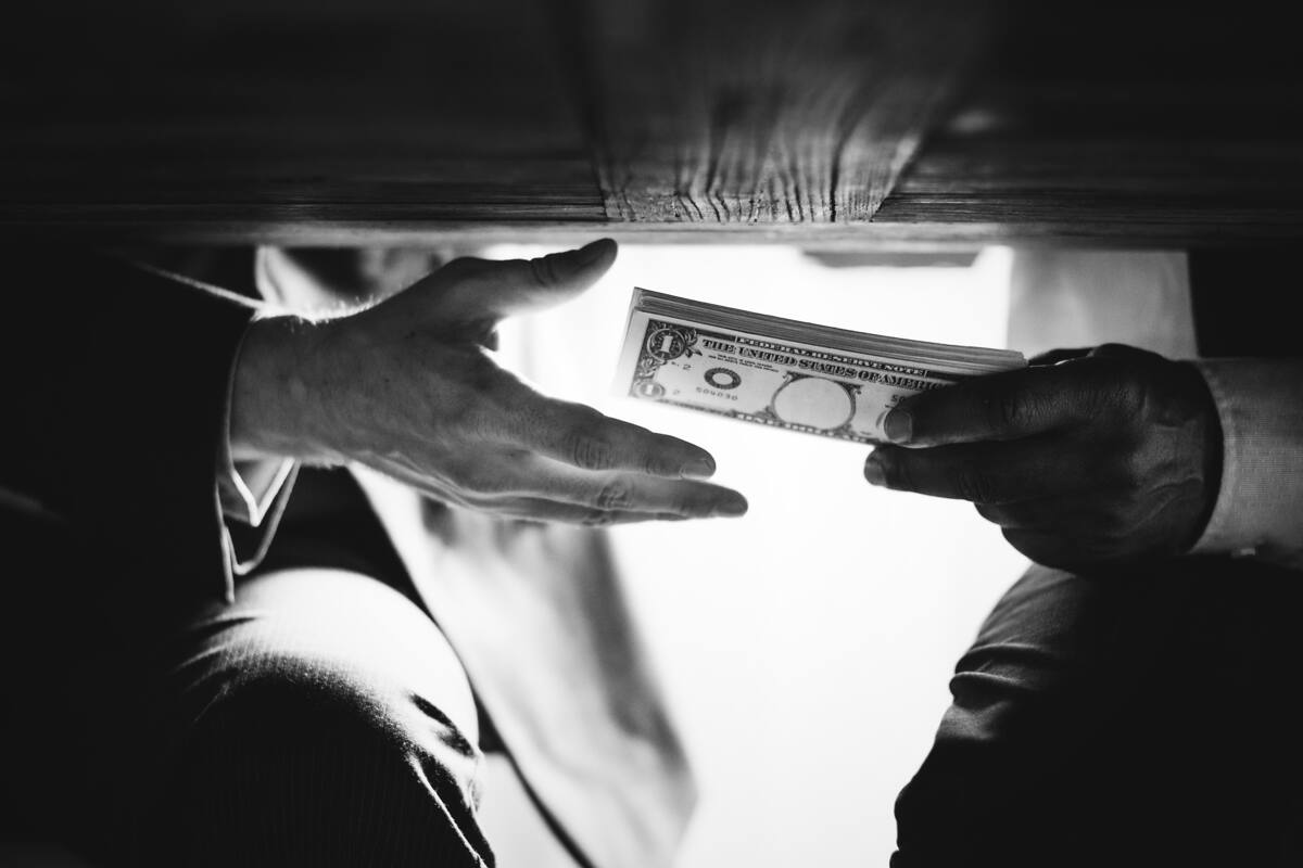 ¿Cómo funciona el peligroso fraude de las pirámides financieras?