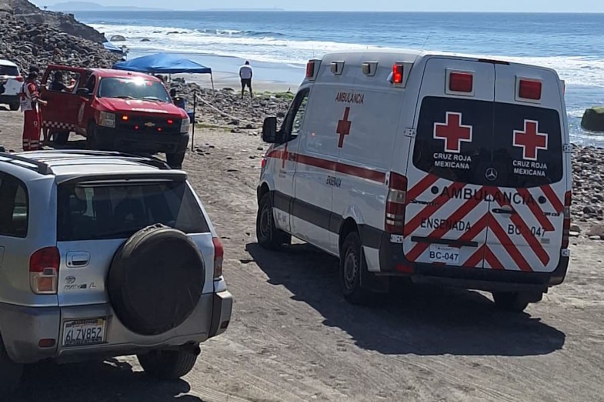 Rescatan a 4 tijuanenses de ahogarse en playa de Ensenada