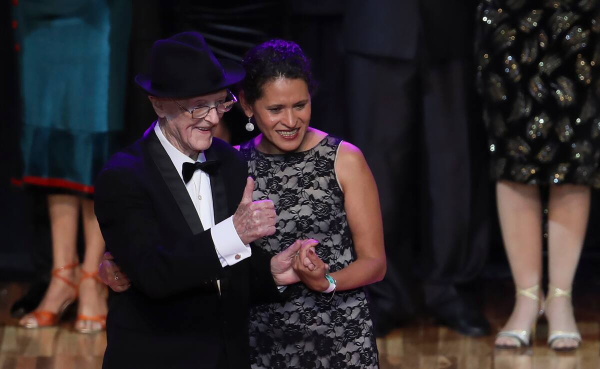James McManus, de 99 años, y su pareja de baile Lucía Seva, en el escenario durante la final de la categoría salón en el Mundial de Tango de Buenos Aires en Buenos Aires, Argentina el martes 20 de agosto de 2019. McManus es la persona de mayor edad en participar en la competencia. (Foto AP/Natacha Pisarenko)