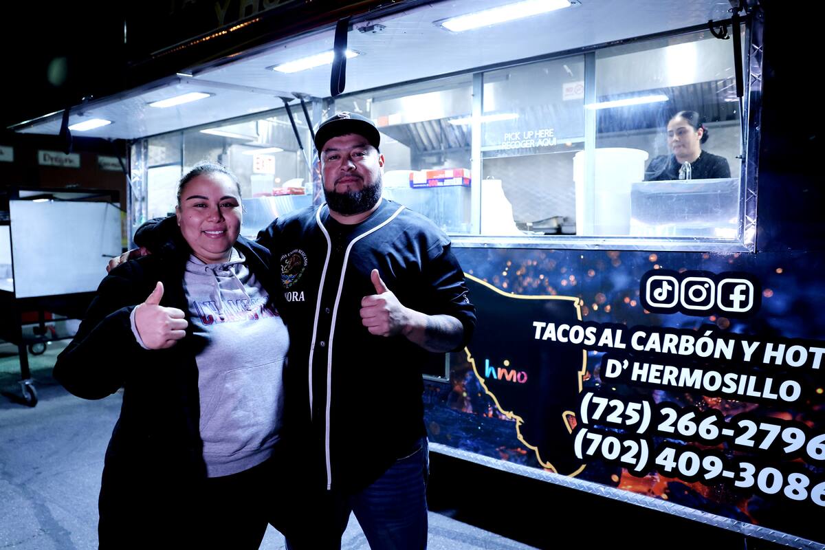 Los sonorenses ponen toda la carne al asador para levantar su puesto que le reportaron en Las Vegas, Nevada.| Julián Ortega