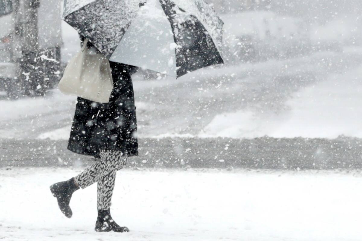 Nevadas paralizan EU, amenaza con dejar a personas sin vuelo por Acción de Gracias