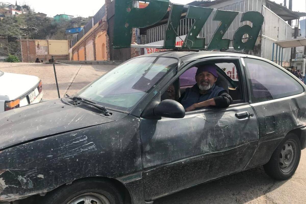 Vende pizzas "El Che" para hacer el bien