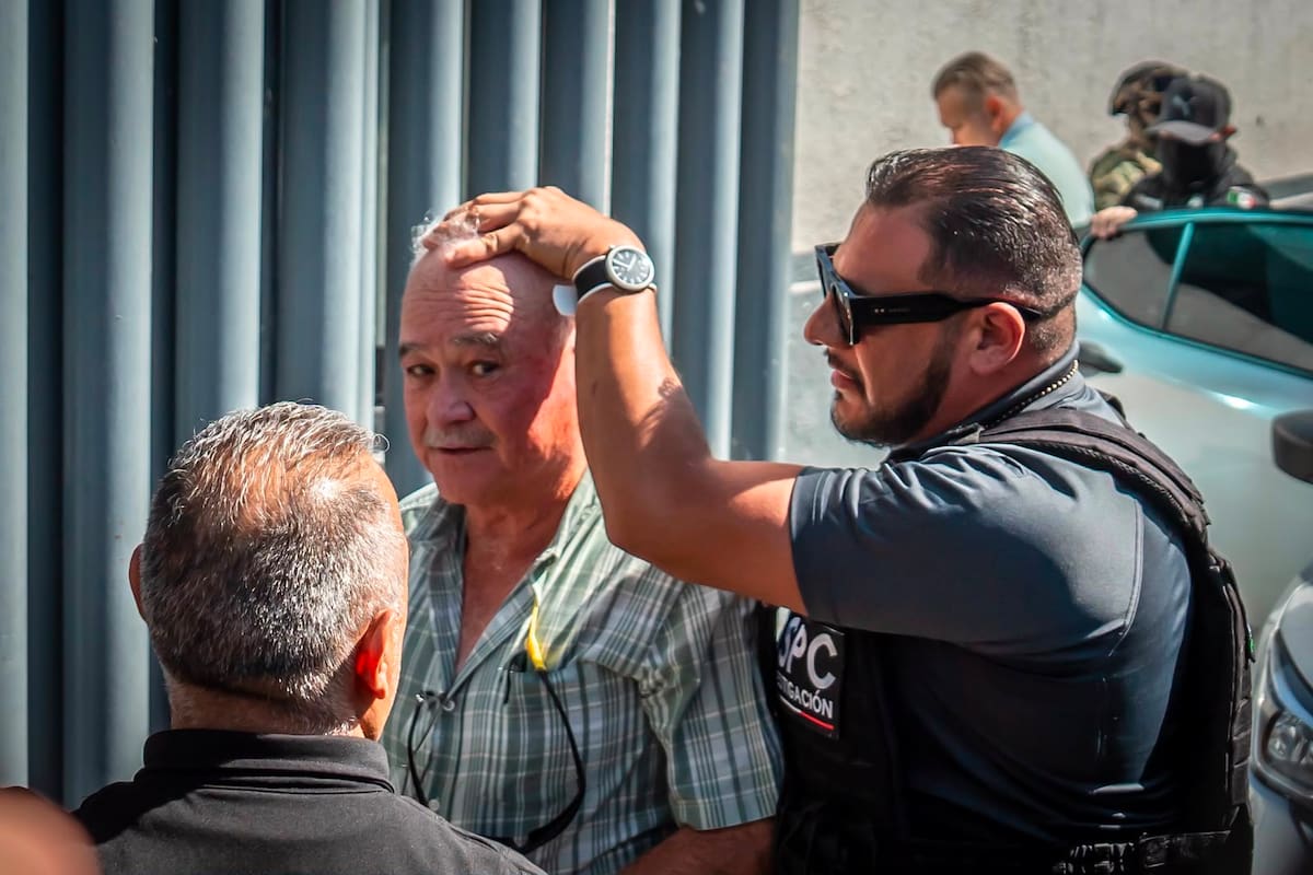 El exgobernador de Baja California fue trasladado a instalaciones de la FGR en medio de un operativo de seguridad; autoridades no han informado detalles del caso.
Fotos: Border Zoom.