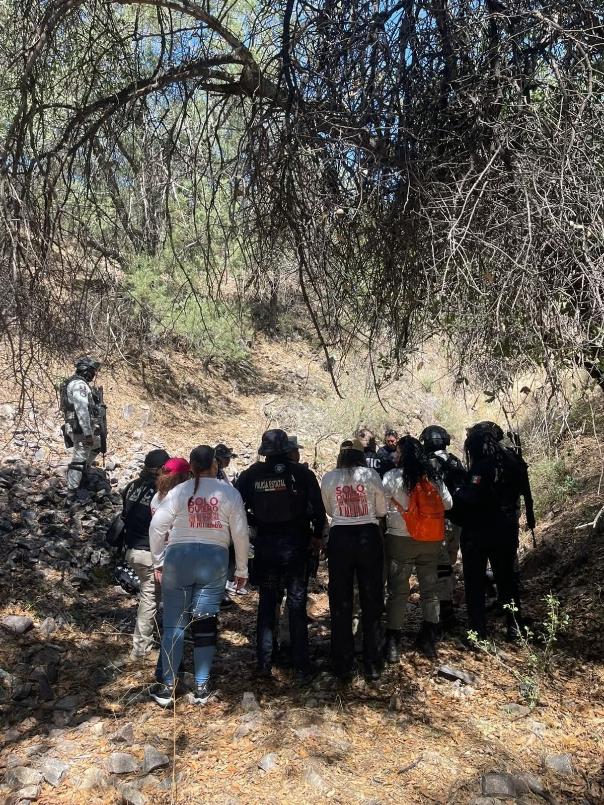 El colectivo Buscando Corazones de Nogales localizó tres fosas clandestinas con cuatro osamentas en una zona cercana a la garita Mariposa. | Foto: Manuel Jiménez.