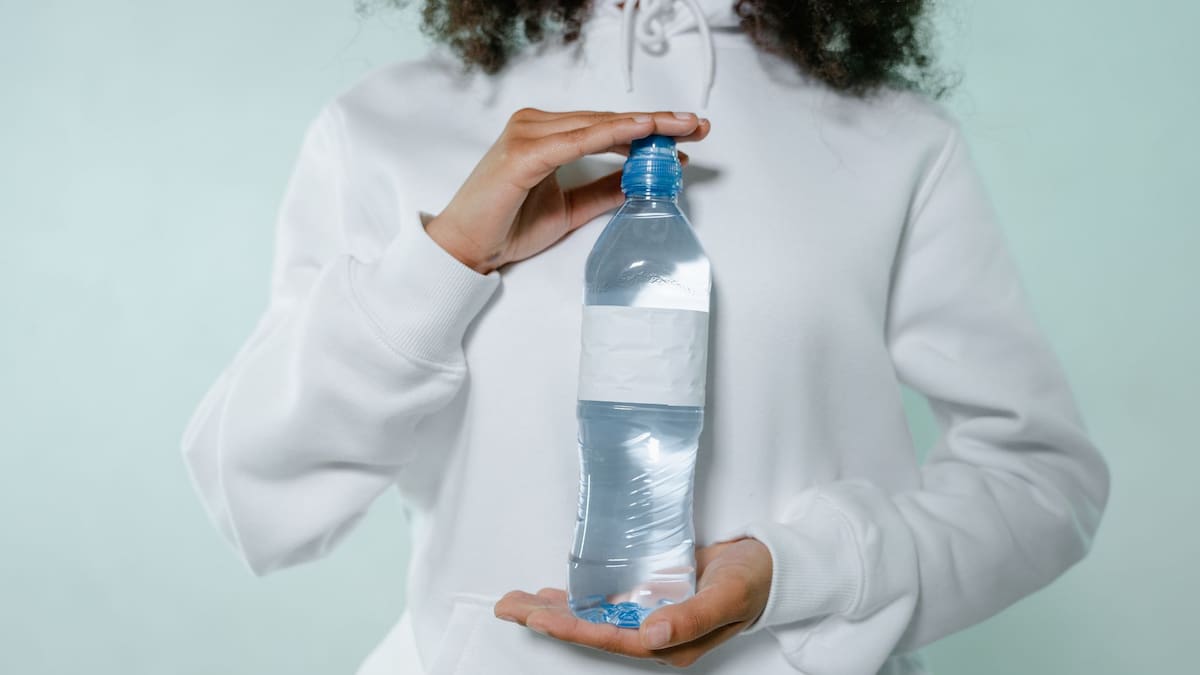 Esta práctica ha generado preocupación por los posibles efectos nocivos en la salud, debido a la interacción del calor con los materiales plásticos.