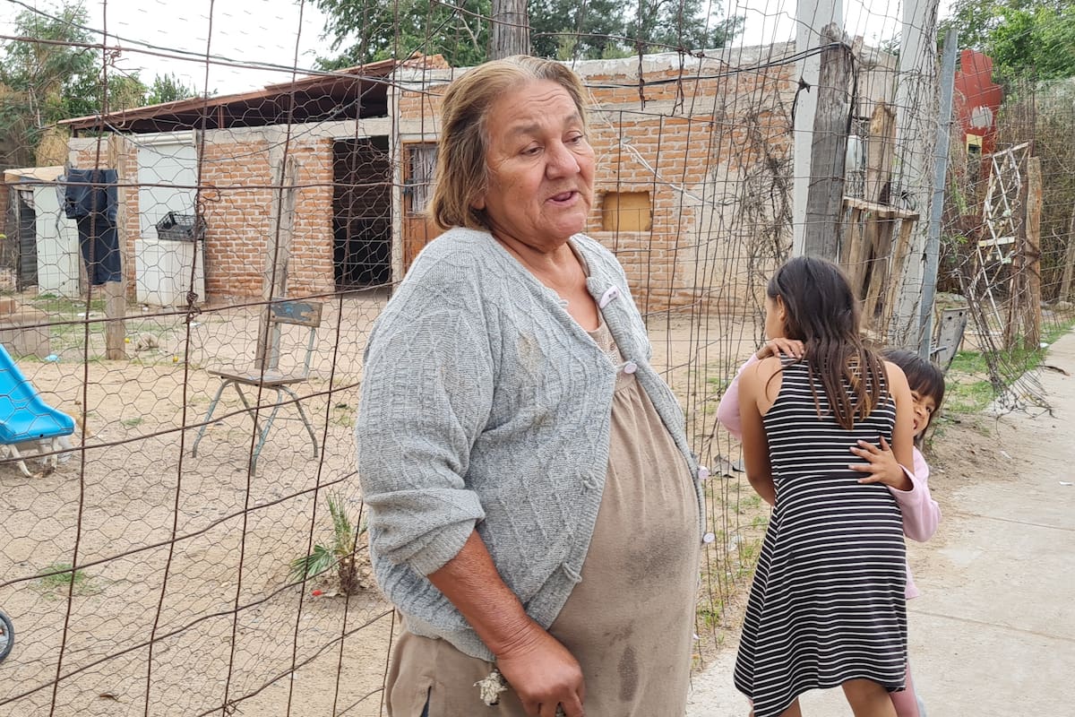 Cobertón navideño: Familia tiene sólo tres cobijas para protegerse del frío