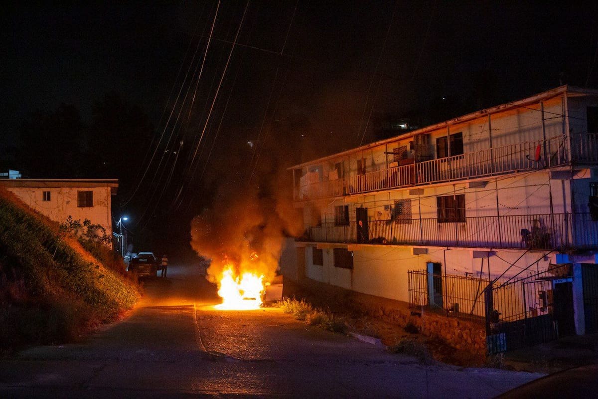 Fuego consume camioneta y dos viviendas en Tijuana; bomberos rescatan a mascota