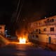 Fuego consume camioneta y dos viviendas en Tijuana; bomberos rescatan a mascota