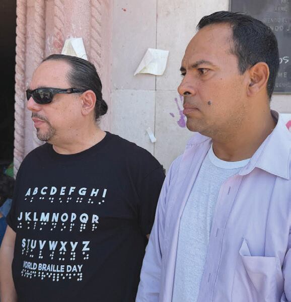 Ramiro Castro y Julio Frías, integrantes de la mesa permanente de la inclusión, solicitaron mayor transparencia en la integración del Consejo Municipal para la Integración Social de las Personas con Discapacidad en Cajeme. FOTO: MAYRA ECHEVERRÍA