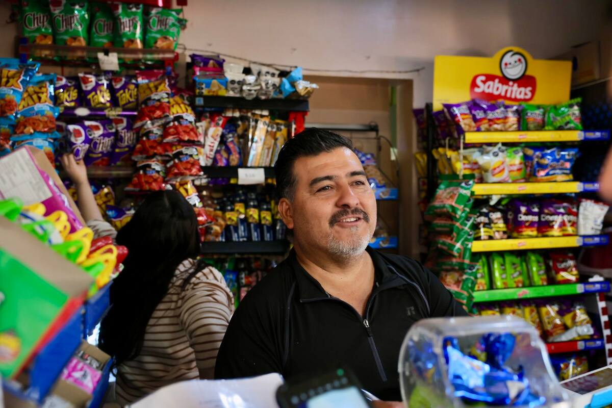 “Sé lo que se siente pasar hambre”: Ernesto pasó de ser estudiante a becar a alumnos foráneos de la Unison con apoyos de comida en su cafetería
