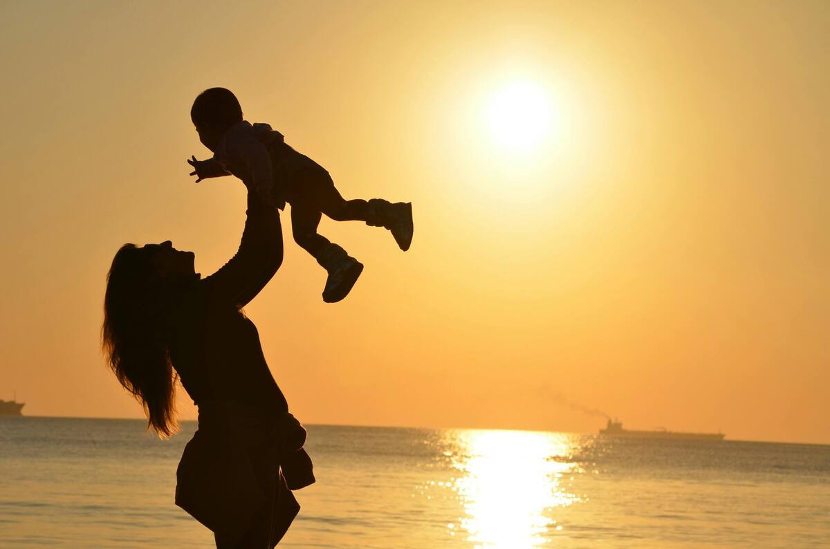 Las madres buscan opciones de guarderías de 24 horas.