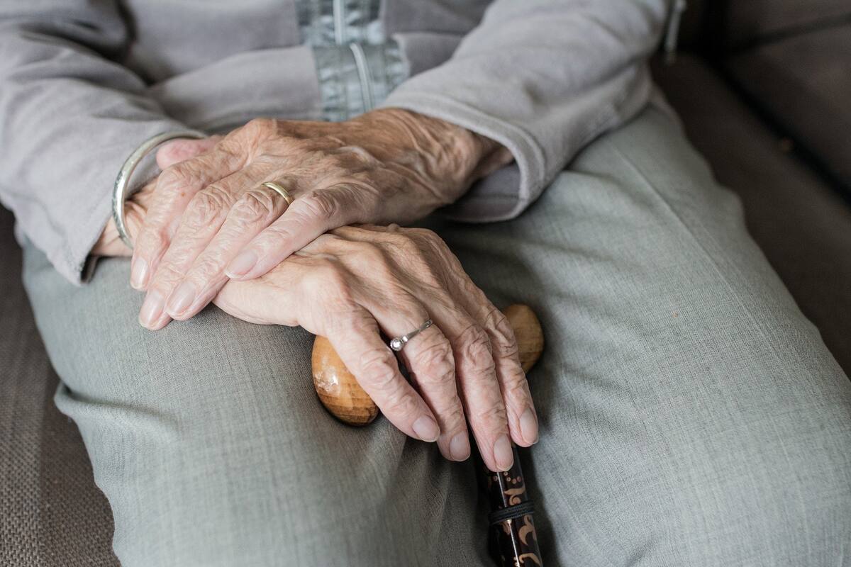 Covid-19: Dan por muerta a una abuelita y 'revive' minutos antes de ser cremada