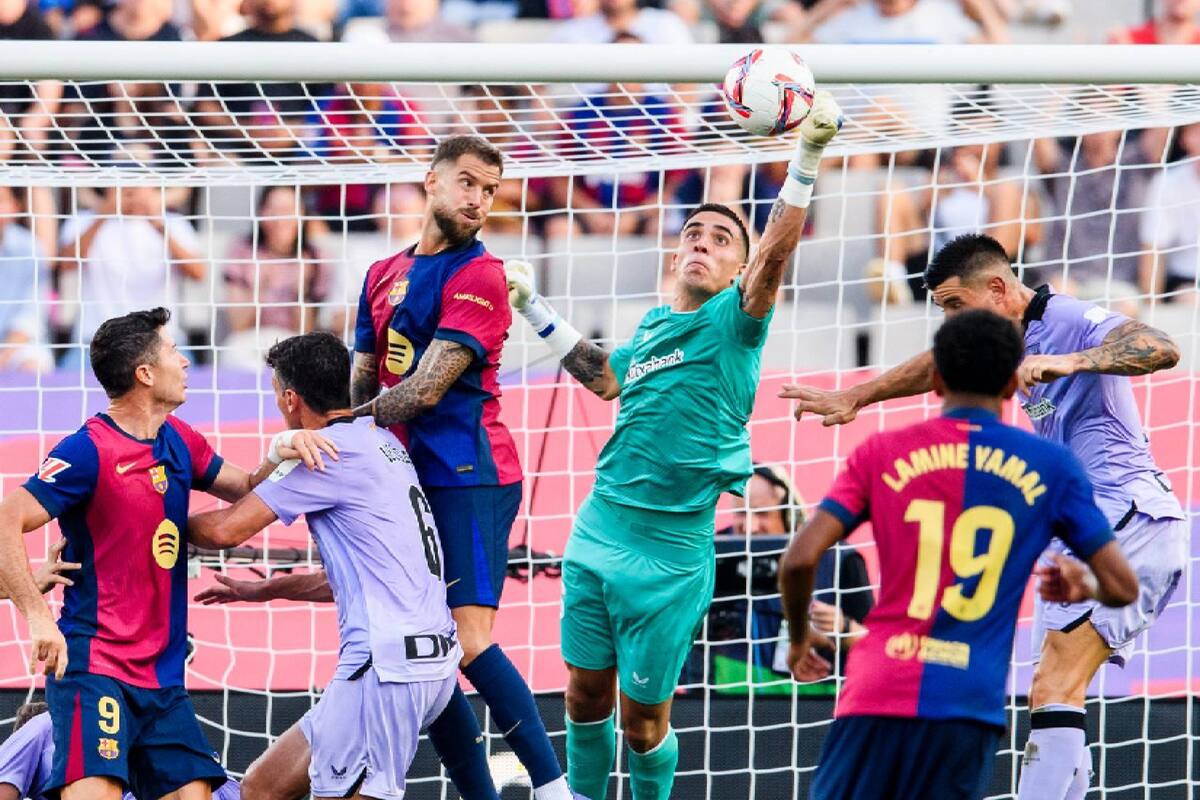 El mexicano Álex Padilla brilló pero no pudo evitar la derrota del Athletic ante el Barcelona