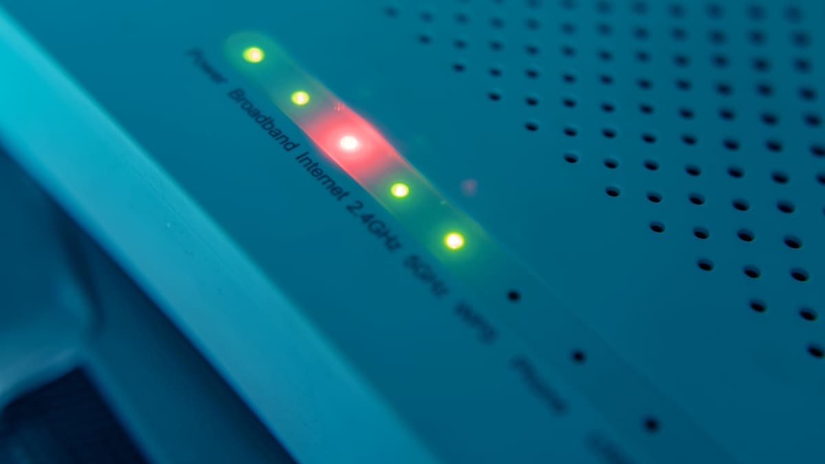 El truco de colocar una moneda encima del router para mejorar el WiFi se ha extendido entre usuarios que buscan una solución sencilla para los cortes y la señal débil en casa
