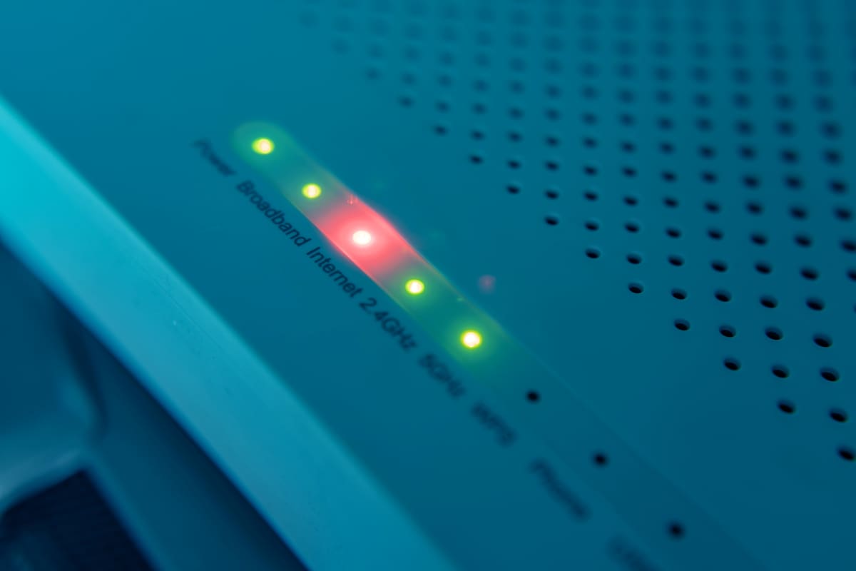 El truco de colocar una moneda encima del router para mejorar el WiFi se ha extendido entre usuarios que buscan una solución sencilla para los cortes y la señal débil en casa