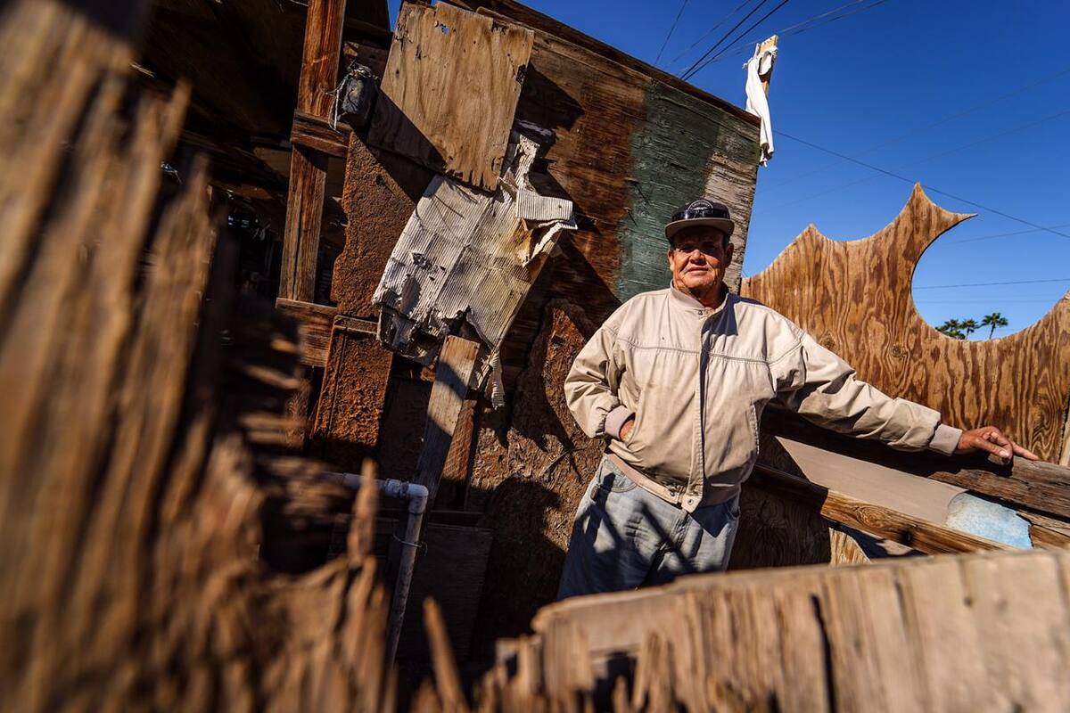 Don Ángel busca el sol para quitarse el frío