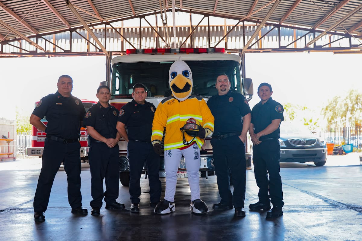 Lucho el Aguilucho visita a los Bomberos de Mexicali y entrega de donación