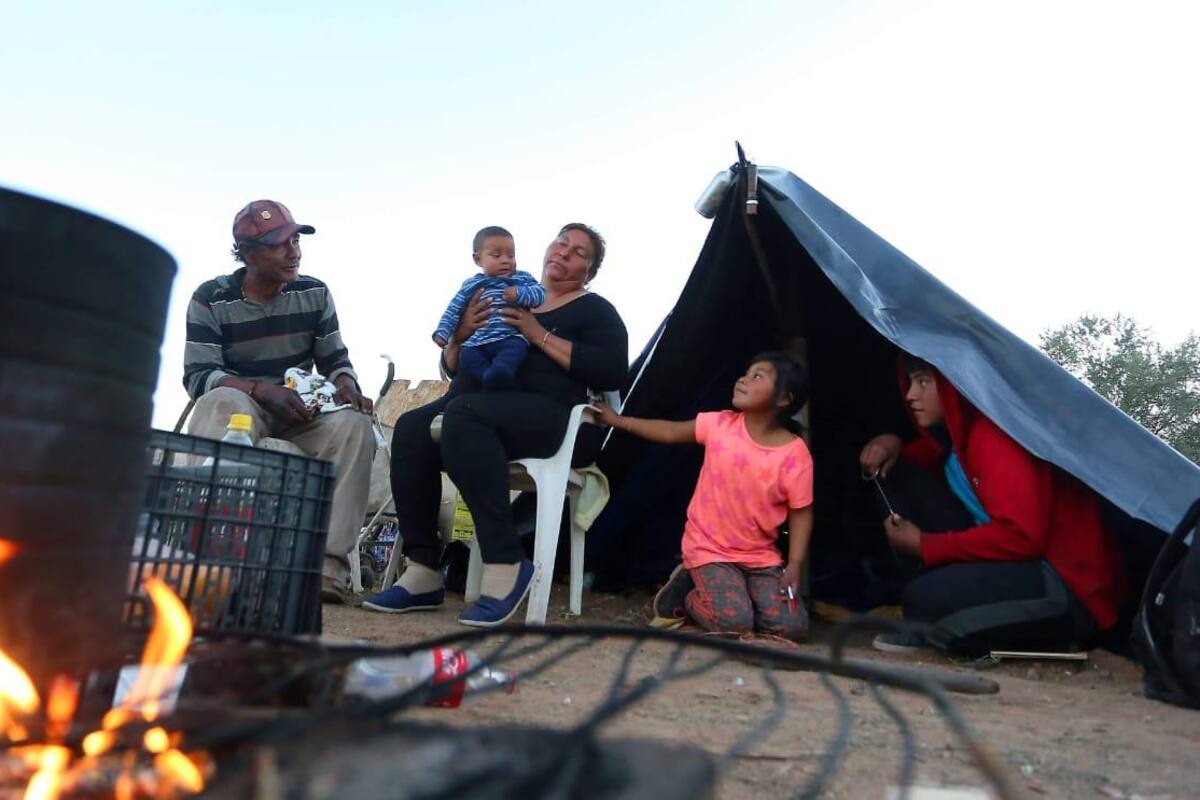 Viven en la Tres Reinas bajo una carpa de hule
