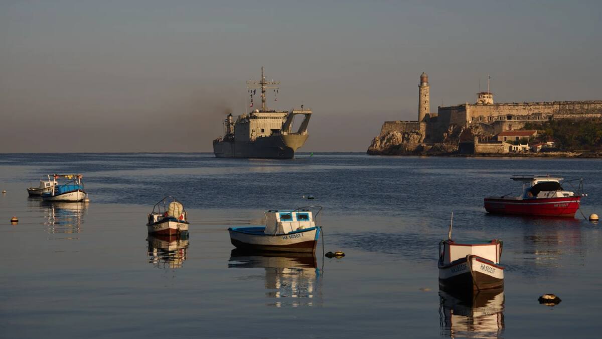 Buque con 200 mil barriles de diésel ruso desvió su ruta fuera de Cuba tras sanciones de Estados Unidos que restringen suministro energético a la isla en medio de crisis eléctrica y apagones recurrentes